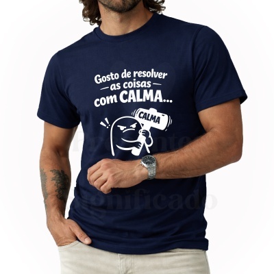 T-shirt azul escura com frase e desenho em branco