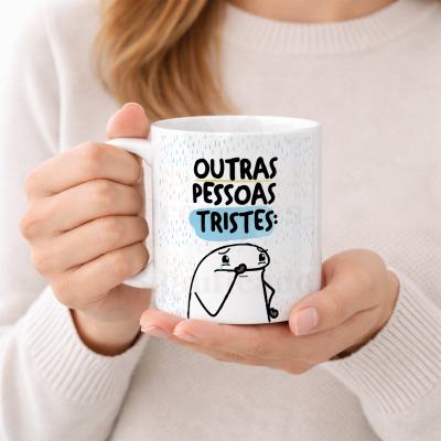 Caneca branca com personagem triste e texto OUTRAS PESSOAS TRISTES:.