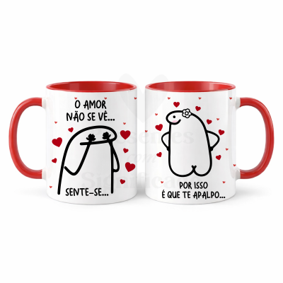 Duas canecas brancas com interior e pega vermelha, estampadas com ilustrações espirituosas e frases em português.