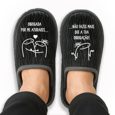 Chinelos pretos com texto humorístico em português