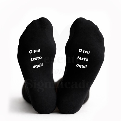 Meias pretas com texto branco O seu texto aqui! na sola.