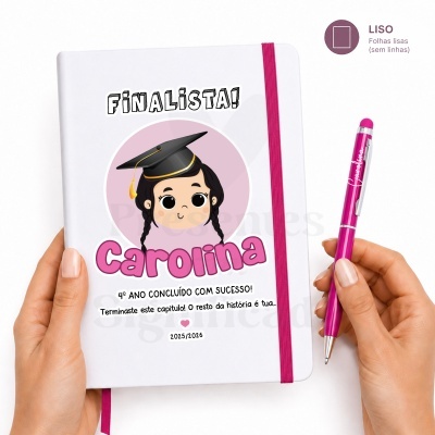 Caderno branco com elástico rosa e capa personalizada de finalista com caneta rosa