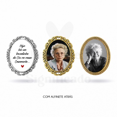Pins ovais com molduras dourada e prata, dois com fotos de senhoras idosas e um com texto sentimental