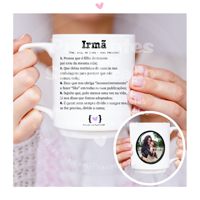 Caneca branca com texto humorístico sobre irmã e fotografia de duas pessoas