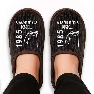 Chinelos castanhos escuros com texto A FAZER M*RDA DESDE... 1985 e desenho de cão