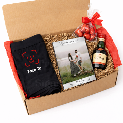 Caixa de presente com cueca preta Face ID, chocolate personalizado, mini licor Beirão e chocolates em saco transparente