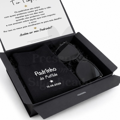 Caixa de presente preta com óculos de sol e meias personalizadas pretas