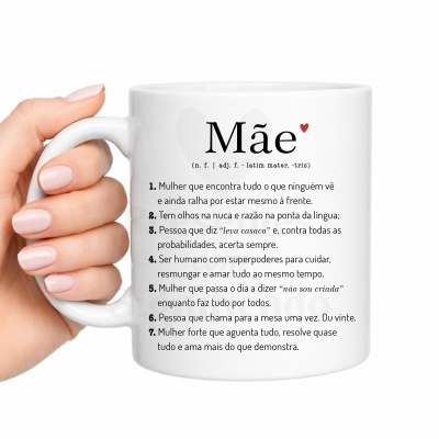 Caneca branca com texto sentimental sobre mãe, segurada por uma mão