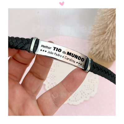 Pulseira preta trançada com placa metálica prateada gravada