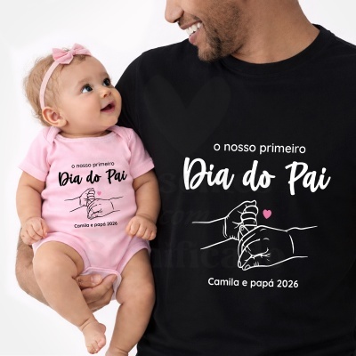 Pai com t-shirt preta e bebé com body rosa com mensagens de nosso primeiro Dia do Pai e desenho de mãos a apertar