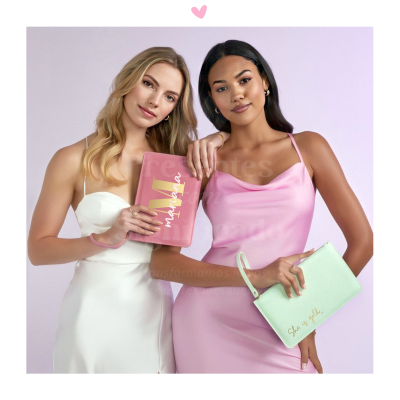 Duas mulheres com vestidos elegantes segurando carteiras coloridas com frases douradas.