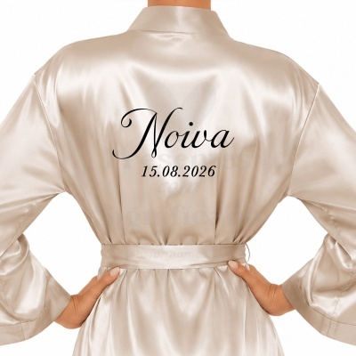 Robe de cetim creme com texto Noiva 15.08.2026 nas costas