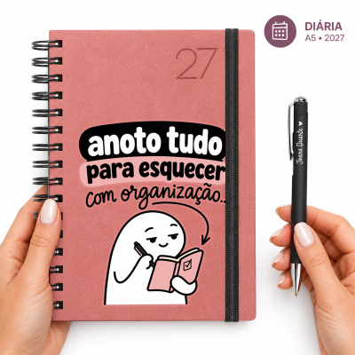 Caderno rosa A5 com texto e ilustração, caneta preta personalizada, fundo branco