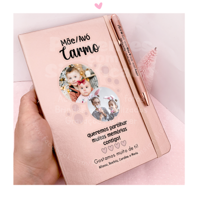 Caderno rosa personalizado com fotos e texto para mãe/avó Carmo e caneta rosa numa superfície rosa