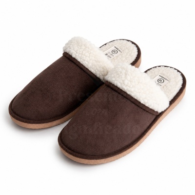 Chinelos castanhos com interior felpudo branco e etiqueta HAKIAN 40