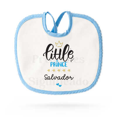 Babete branco com bordas azuis e desenho com texto little PRINCE e nome Salvador