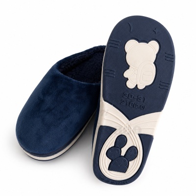 Pantufas azuis com sola antiderrapante com relevo de urso