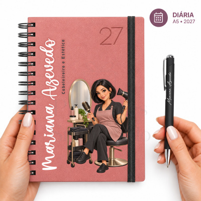 Agenda diária rosa com ilustração de cabeleireira e caneta preta com nome