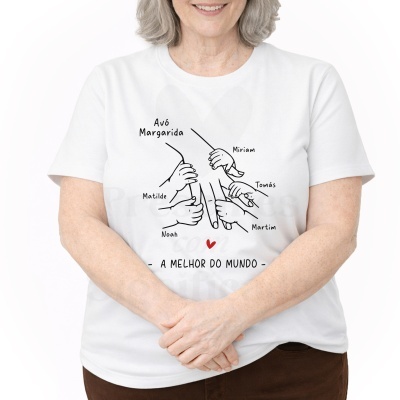 T-shirt branca com desenho e texto A MELHOR DO MUNDO e nomes em volta de mãos desenhadas