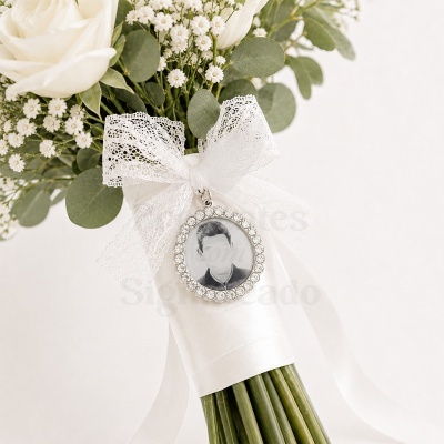 Bouquet de flores brancas com fita e medalha prateada