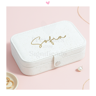 Caixa de joias branca com nome Sofia escrito em dourado