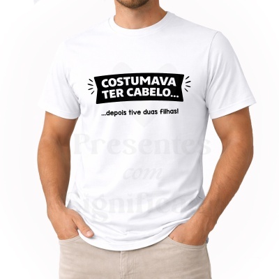 Homem a usar t-shirt branca com texto humorístico em português sobre cabelos.