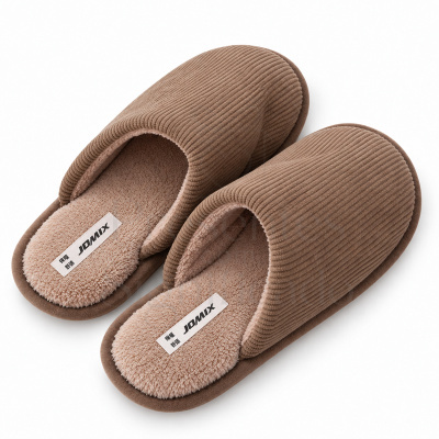 Chinelos castanhos acolchoados com etiqueta JOMIX.
