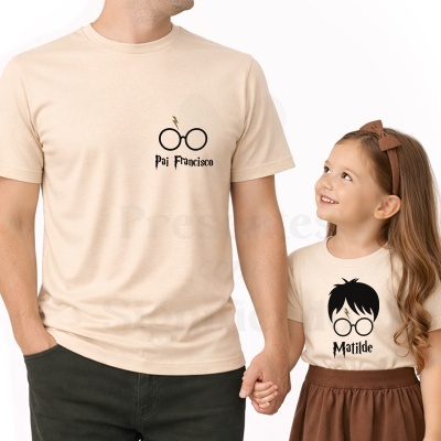 Camisolas bege para pai e filha com desenhos e nomes personalizados.