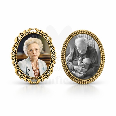 Dois medalhões ovais dourados com fotos de pessoas idosas