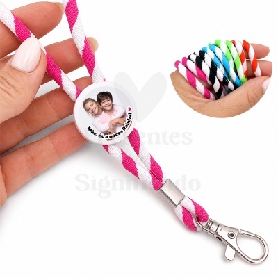 Cordão para porta-chaves branco e rosa com botão personalizado e argola metálica