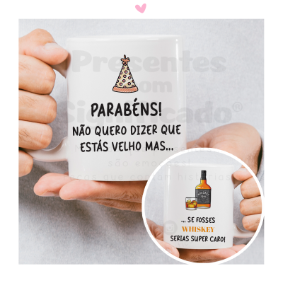 Caneca branca com texto e ilustração de chapéu de festa segurada por duas mãos