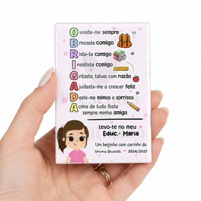 Imã quadrado rosa claro com texto e ilustrações coloridas e desenho de menina