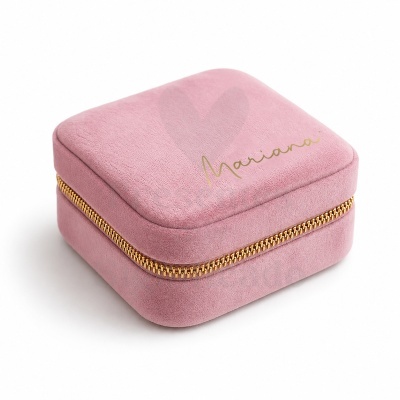 Estojo quadrado rosa para joias com fecho dourado e nome Mariana na tampa