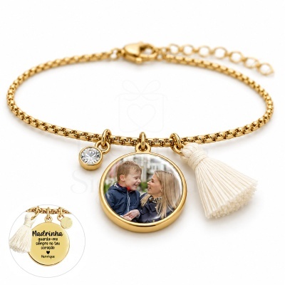 Pulseira dourada com medalhão personalizado, cristal e tassel branco