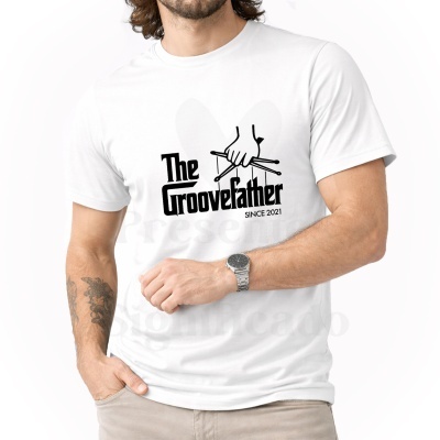 Homem com t-shirt branca estampada a preto com texto e ilustração de mão segurando baquetas