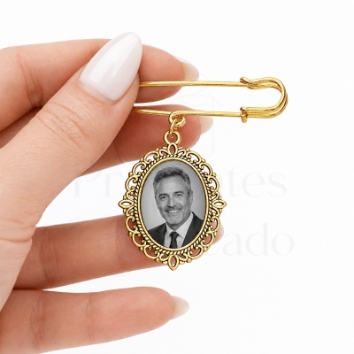 Alfinete de segurança dourado com moldura oval ornamental e foto em preto e branco