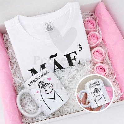 Caixa de oferta com t-shirt branca e caneca com mensagens em português e flores cor-de-rosa