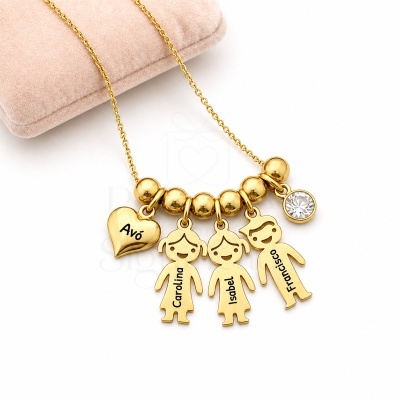 Colar dourado com pendentes personalizados com nomes e pedra cristal