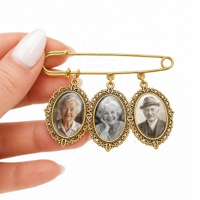 Alfinete de segurança dourado com três fotos antigas em molduras ovais decorativas