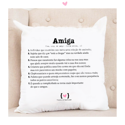 Almofada branca com texto 'Amiga' sobre sofá bege claro
