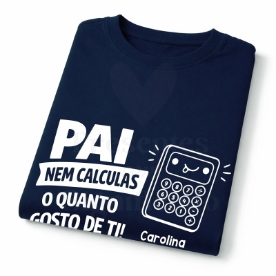 T-shirt azul escura com estampa branca e texto em português.