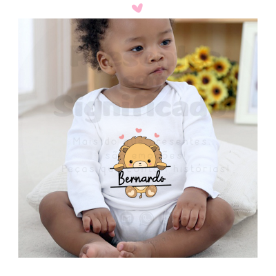 Bebé com body branco com ilustração de ouriço e texto Bernardo