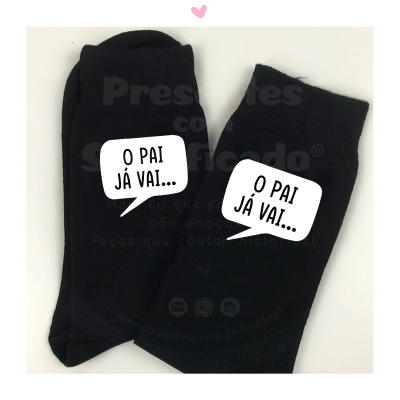 Duas peças de roupa pretas com texto 'O PAI JÁ VAI...' em balões de diálogo brancos sobre fundo branco