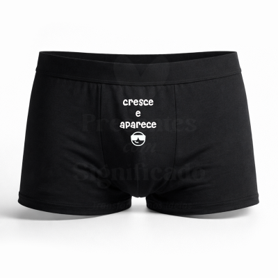 Boxer preto com texto branco e desenho na frente