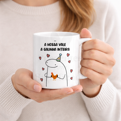 Caneca branca com ilustração e texto em português, segurada por uma pessoa.