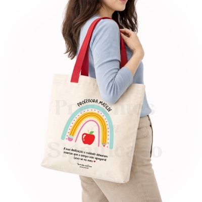 Sacola bege com alças vermelhas e design colorido infantil com texto personalizado