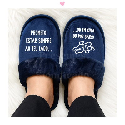 Chinelos de quarto azuis escuros com texto em português e ilustração de casal abraçado