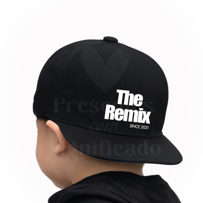 Boné preto com texto branco The Remix SINCE 2021 utilizado por criança