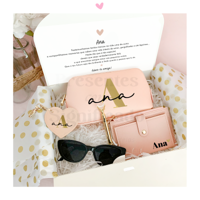 Conjunto de acessórios cor-de-rosa claro com nome Ana, óculos pretos e caixa branca com mensagem