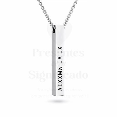 Colar prata com pendente retangular e gravura em números romanos